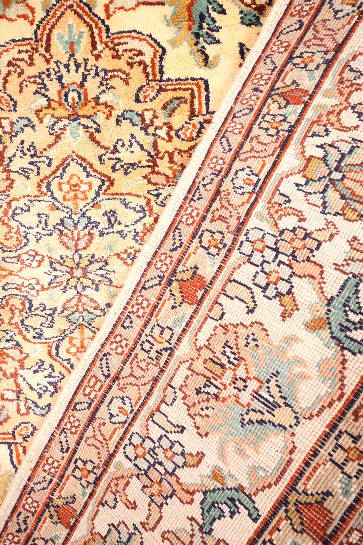 Coin replié du tapis Cachemire en soie, nœuds noués à la main visibles