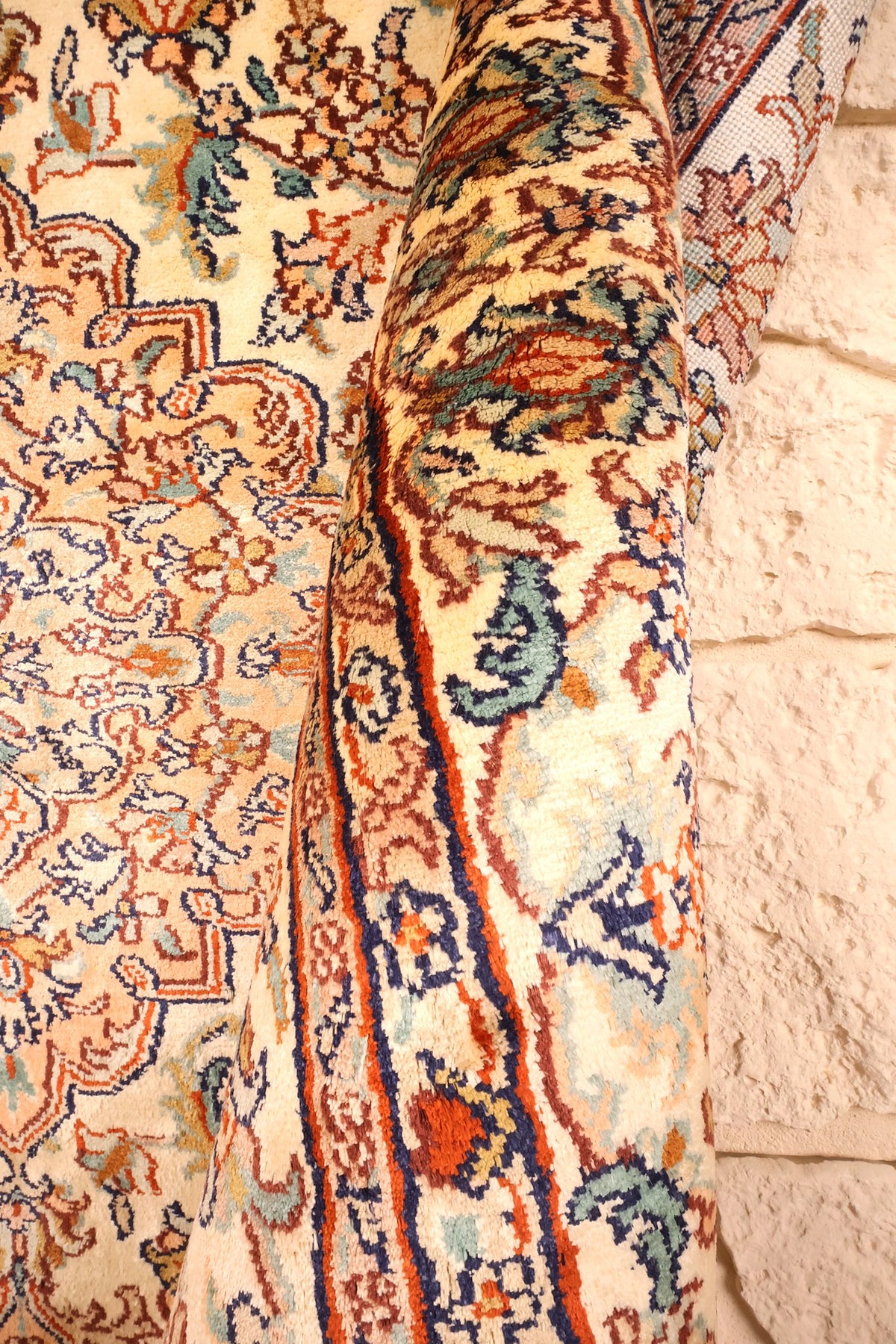 Lisière du tapis Cachemire beige, rinceaux fleuris et palmettes vert d'eau
