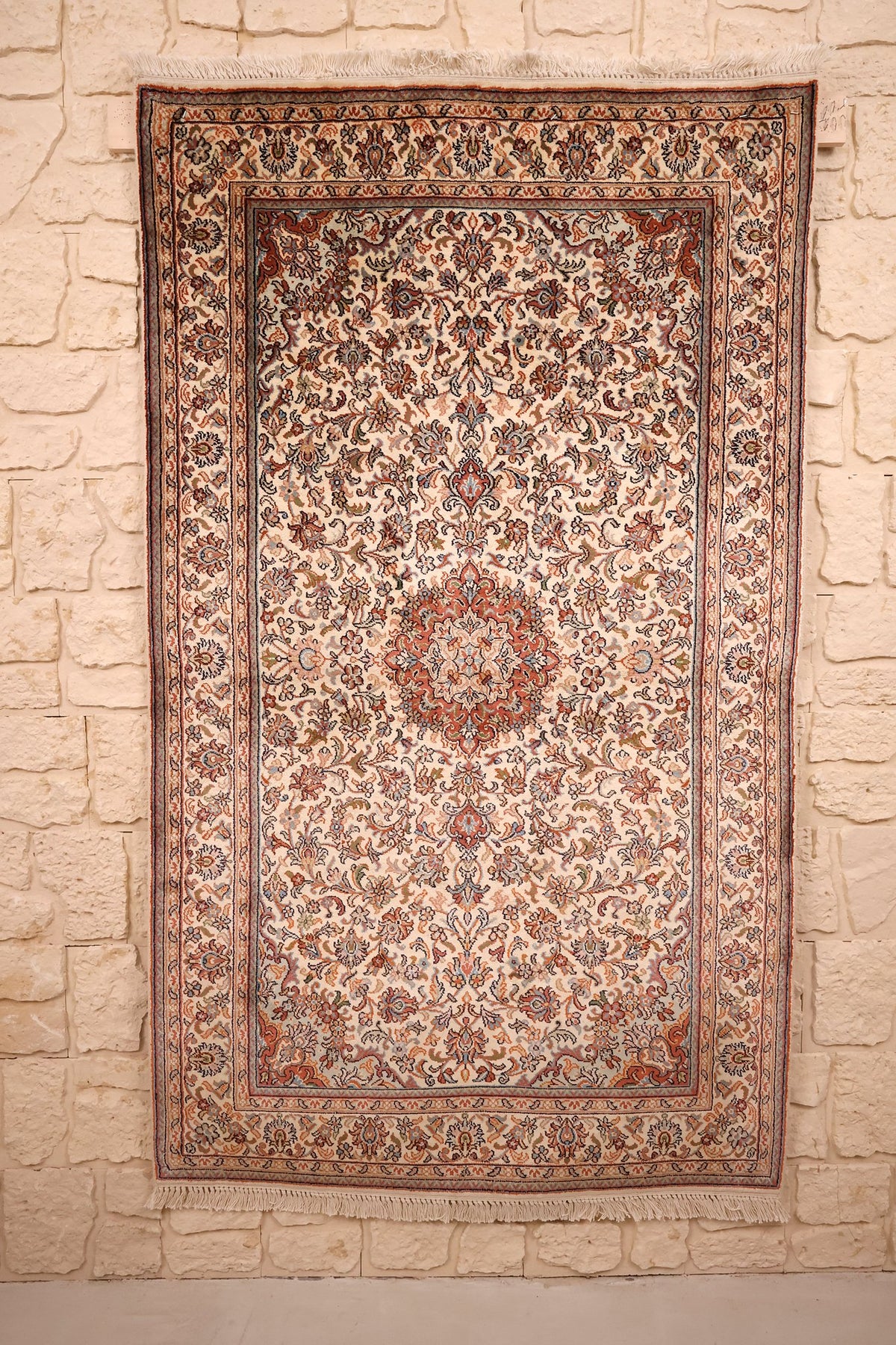Tapis Cachemire beige en soie 156 × 92 cm, vue d'ensemble avec médaillon rouge brique