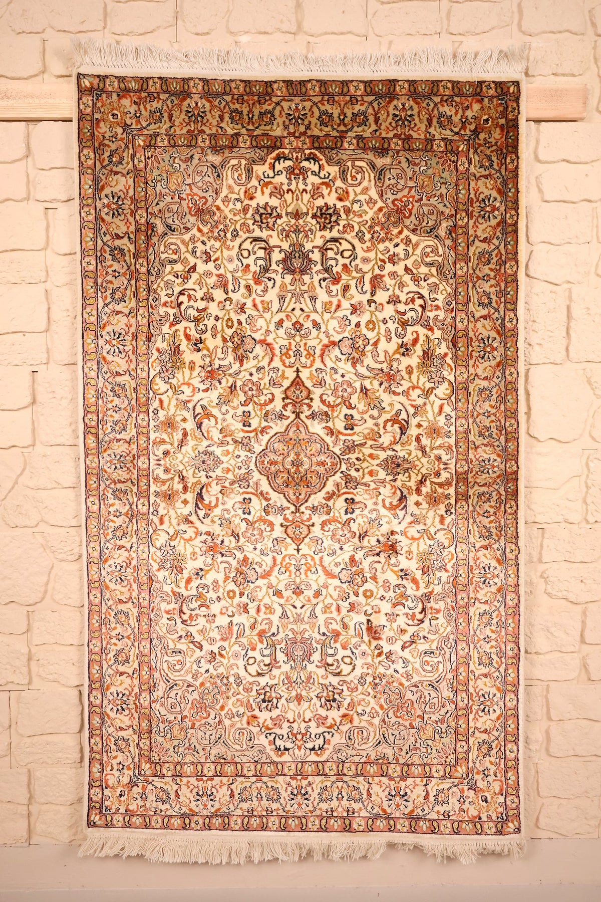 Tapis Cachemire beige 156 × 92 cm en soie naturelle, vue d'ensemble avec franges blanches