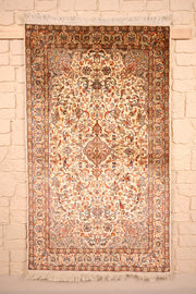 Tapis Cachemire beige 156 × 92 cm en soie naturelle, vue d'ensemble avec franges blanches