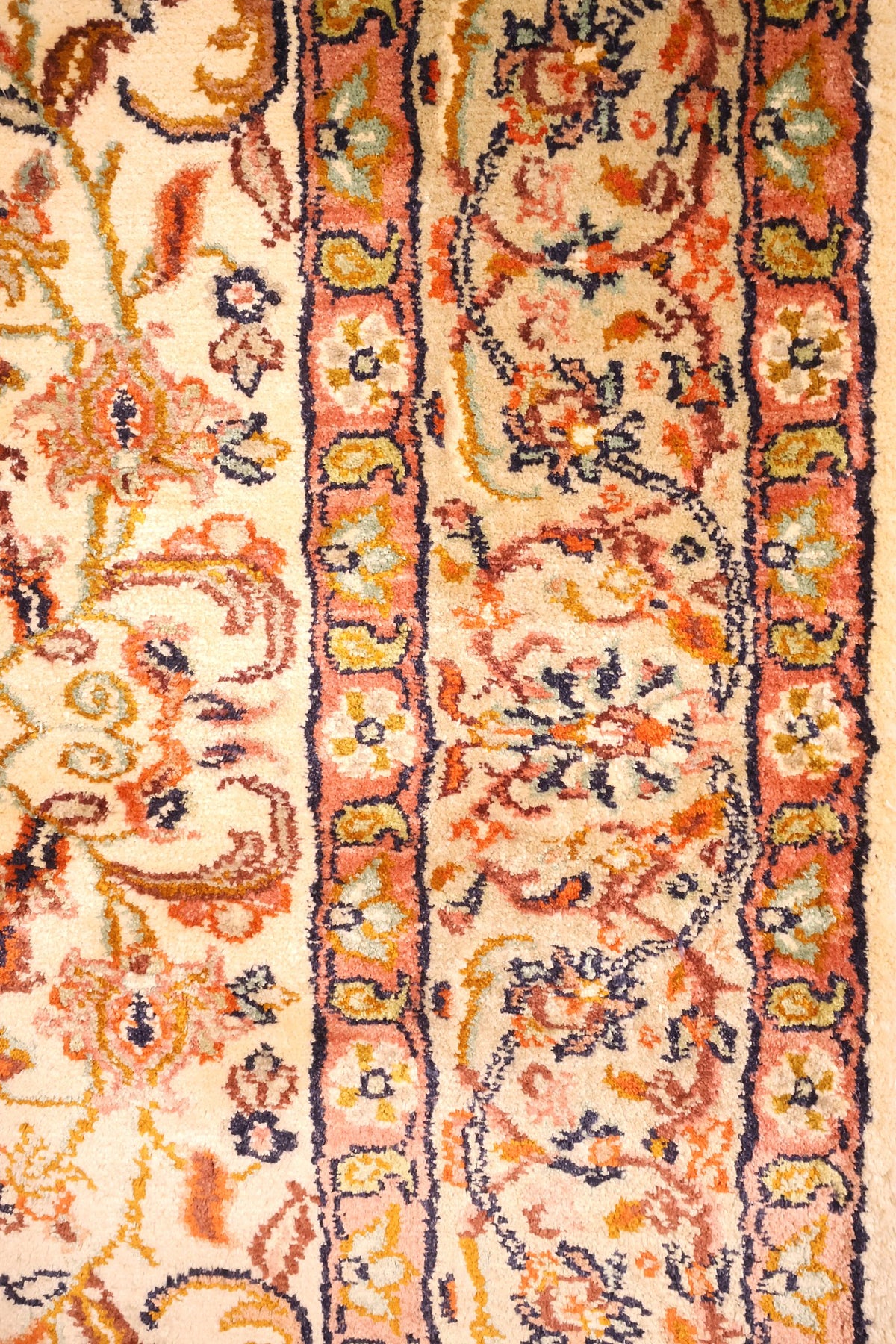 Bordure beige à rinceaux et contre-bordures rose saumon à fleurettes, tapis Cachemire