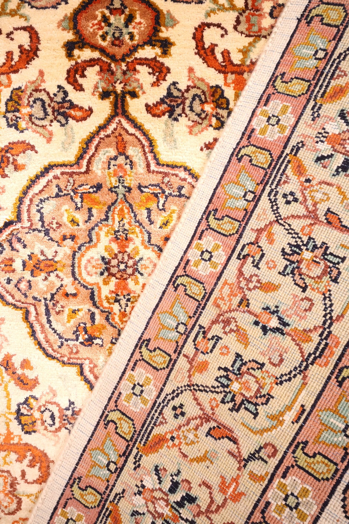 Coin replié du tapis Cachemire en soie, noué à la main, pendentif et bordure visibles