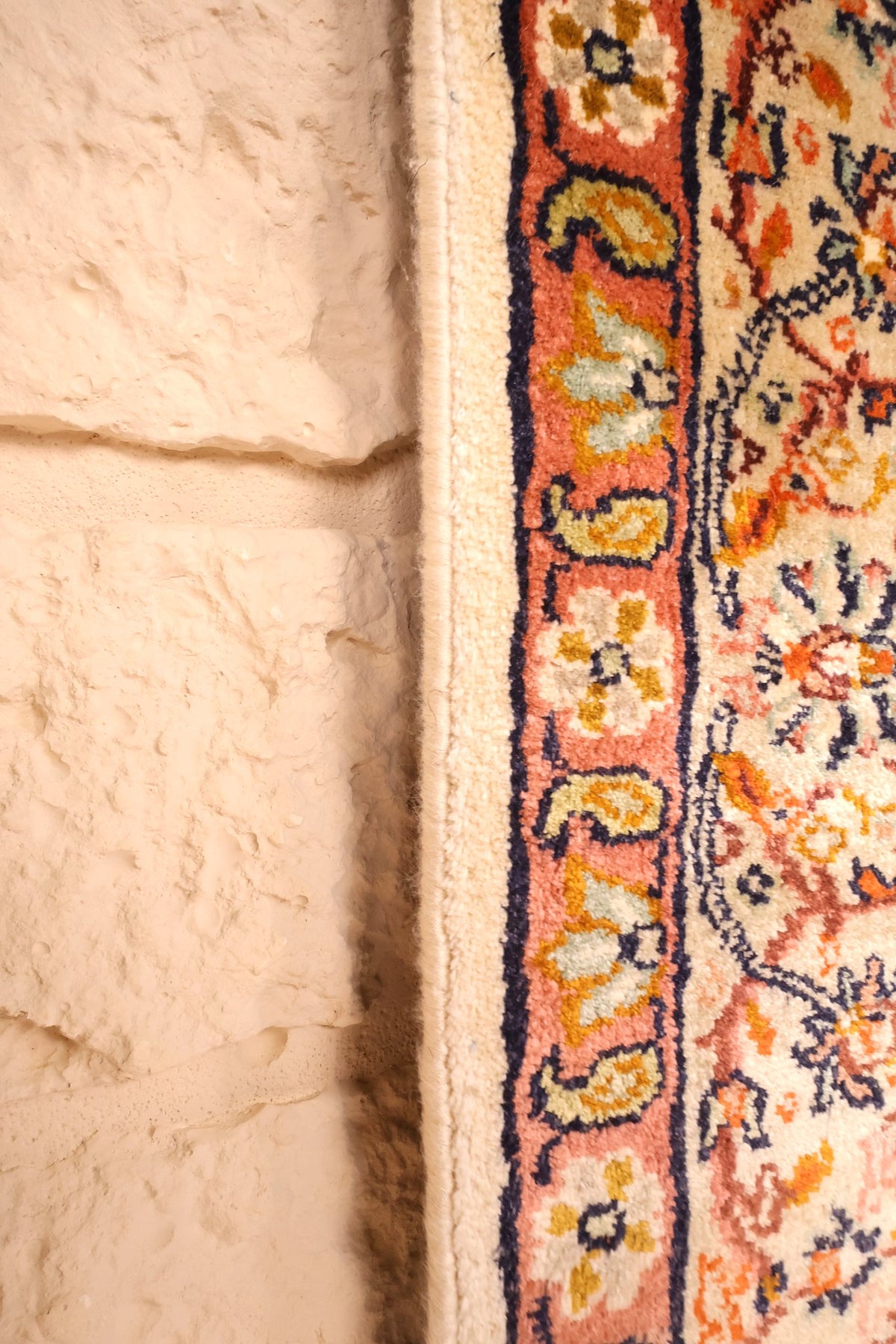 Bord latéral du tapis Cachemire rose et beige, contre-bordure fleurie en soie naturelle