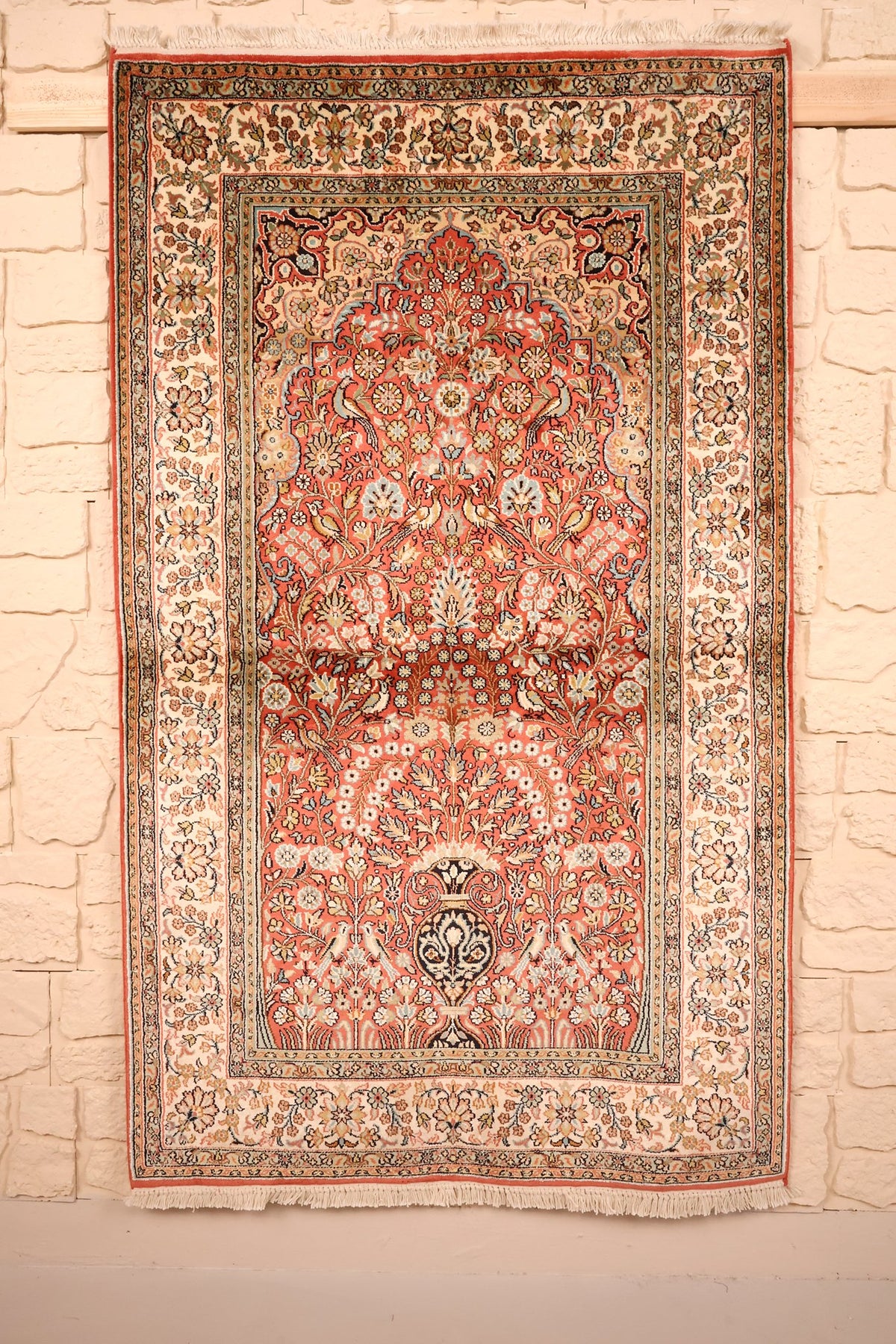 Tapis Cachemire rouge 156 × 94 cm en soie naturelle, vue d'ensemble du décor à niche