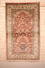 Tapis Cachemire rouge 156 × 94 cm en soie naturelle, vue d'ensemble du décor à niche