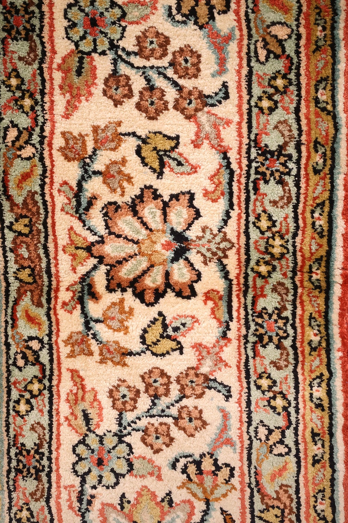 Bordure ivoire à guirlande de fleurs et palmettes du tapis Cachemire rouge