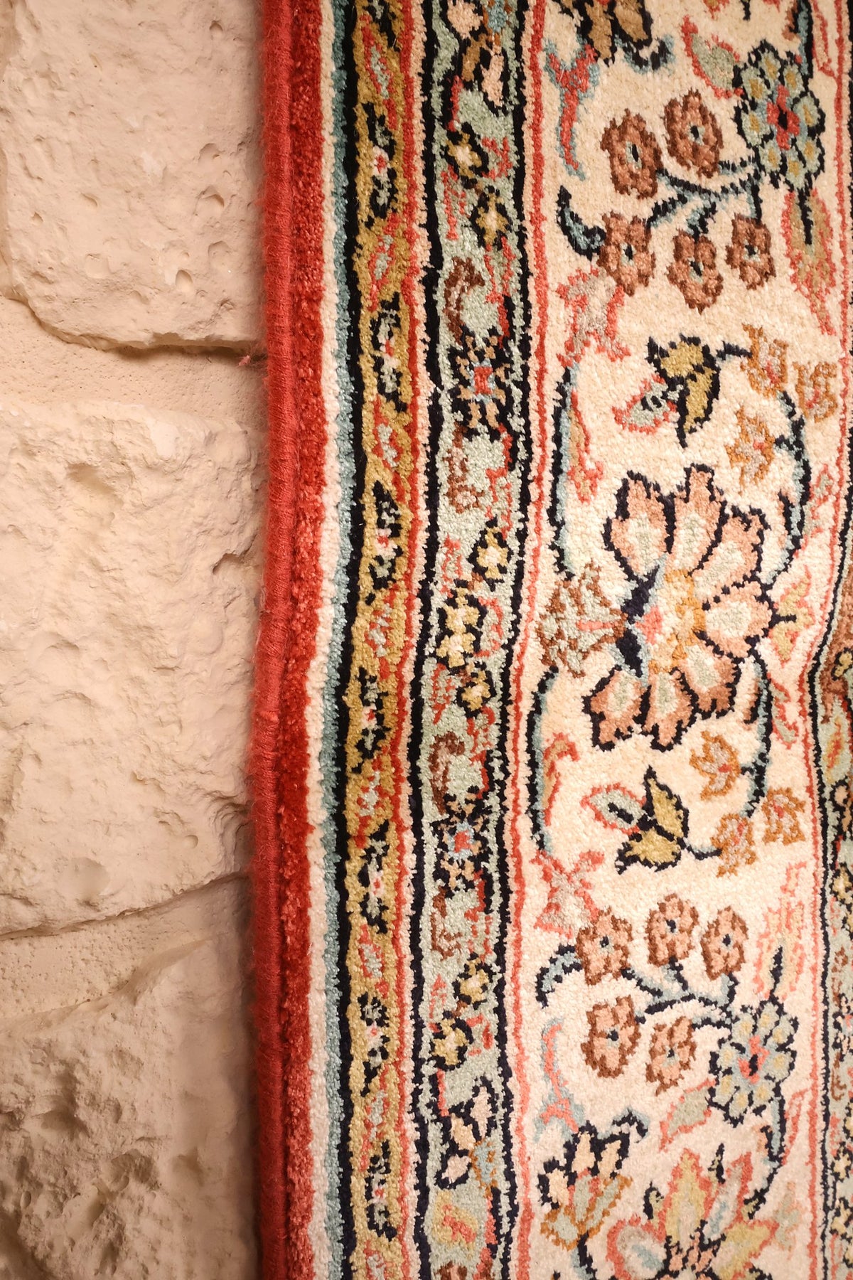Lisière rouge et contre-bordures étroites du tapis Cachemire 156 × 94 cm