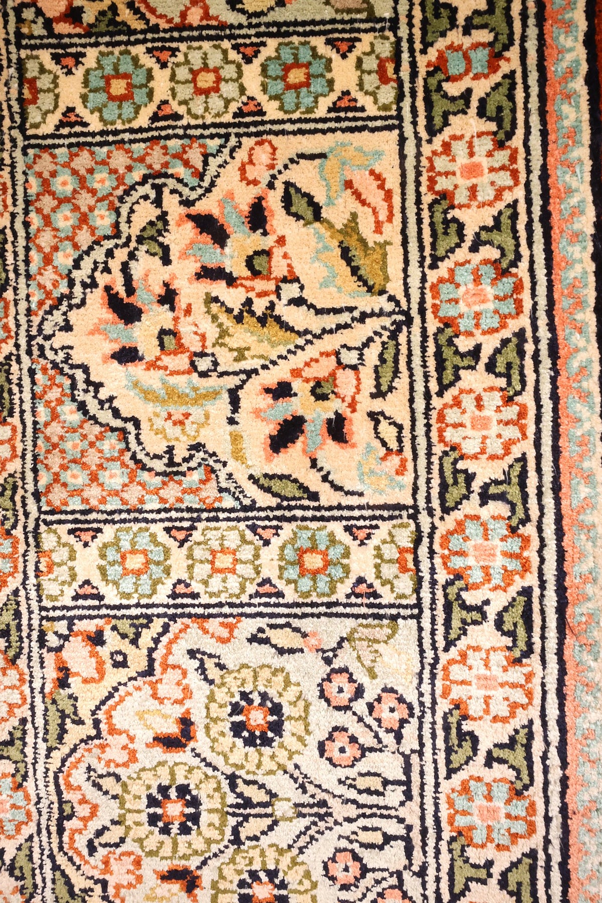 Bordure à palmettes et contre-bordures à rosettes du tapis Cachemire en soie
