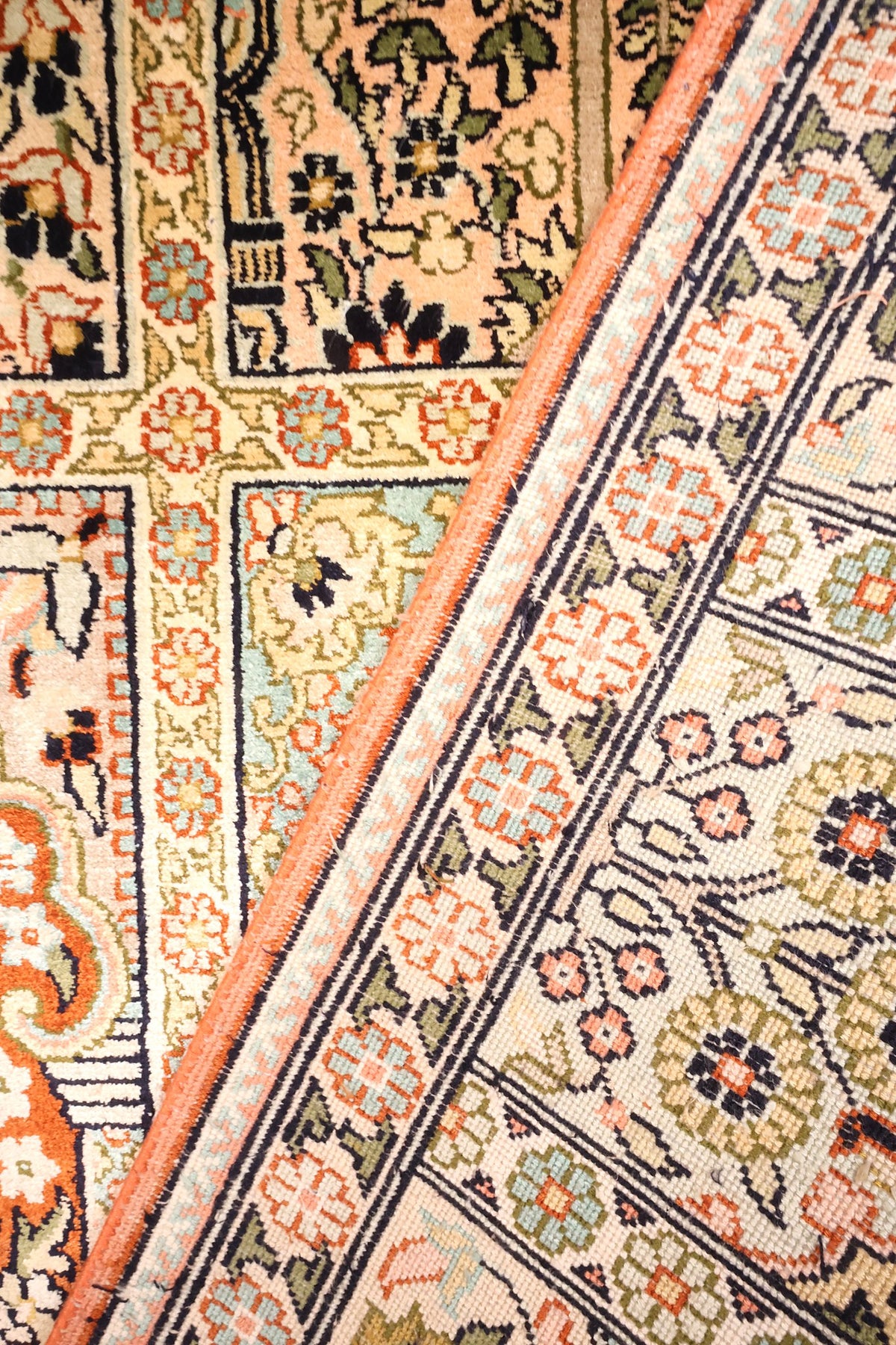 Coin replié du tapis Cachemire, bordures à rosettes et noué à la main