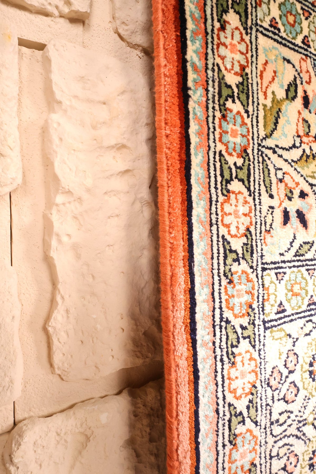 Lisière orange du tapis Cachemire en soie naturelle, bordure ivoire fleurie