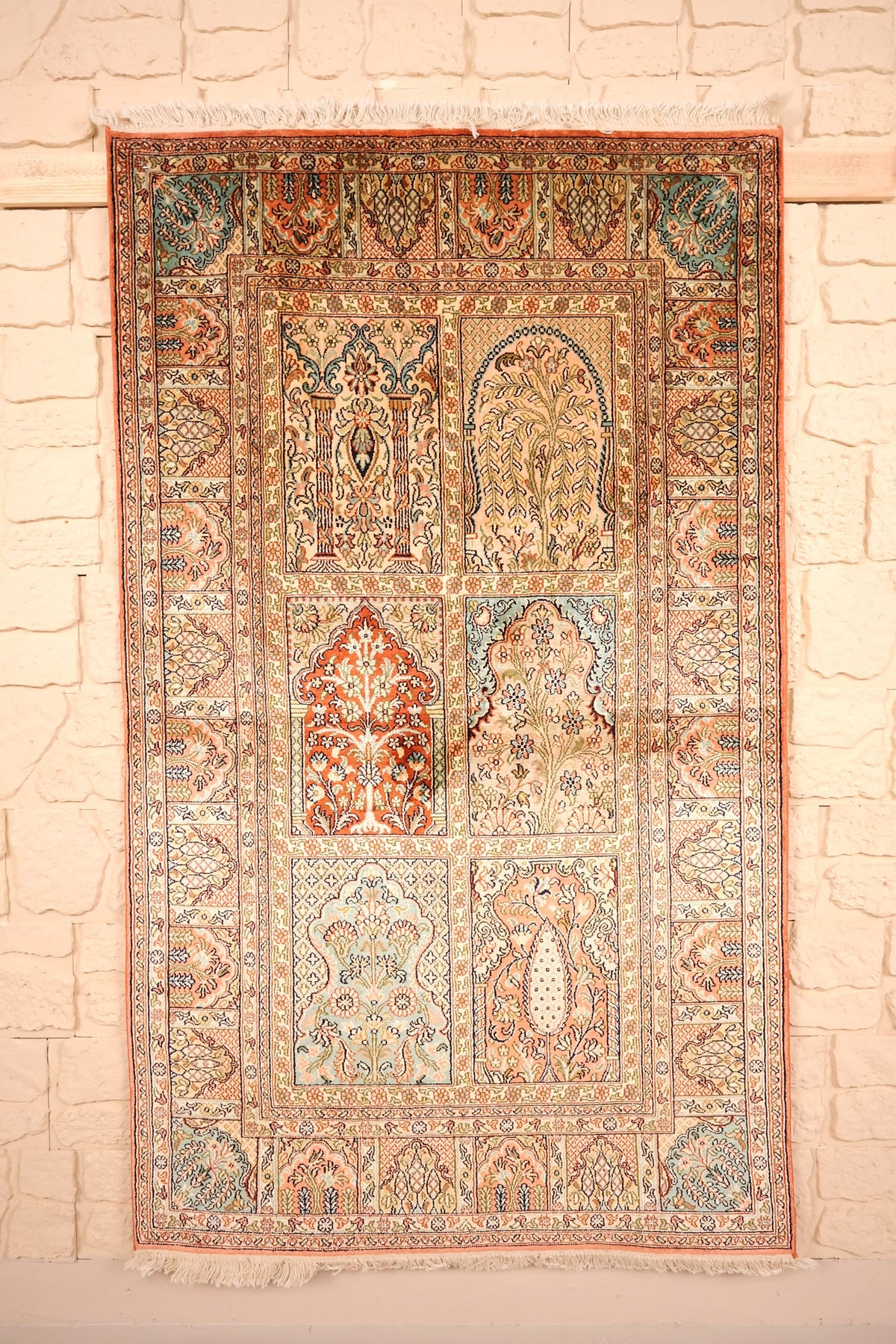 Tapis Cachemire beige 158 × 94 cm en soie, compartiments à niches fleuries, vue d'ensemble