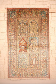 Tapis Cachemire beige 158 × 94 cm en soie, compartiments à niches fleuries, vue d'ensemble