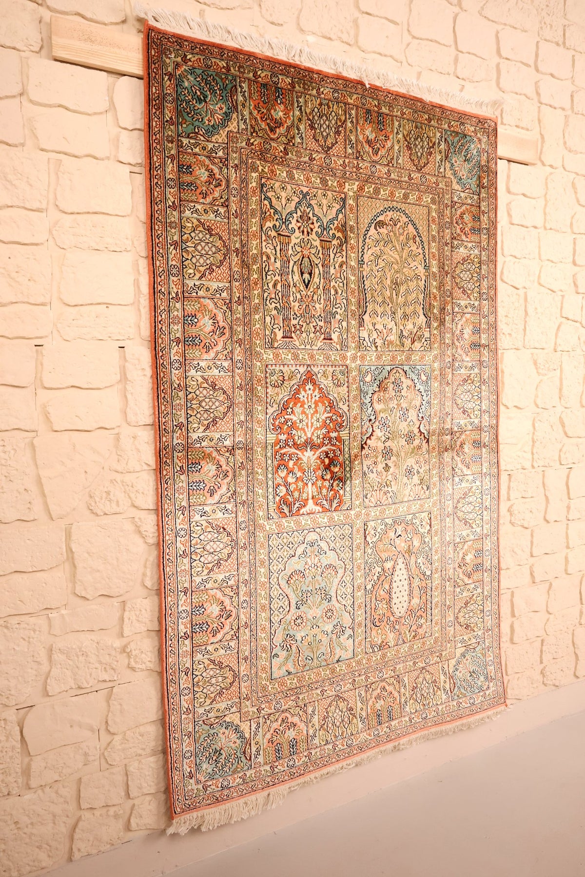 Tapis Cachemire beige et orange vu de biais, champ divisé en compartiments floraux