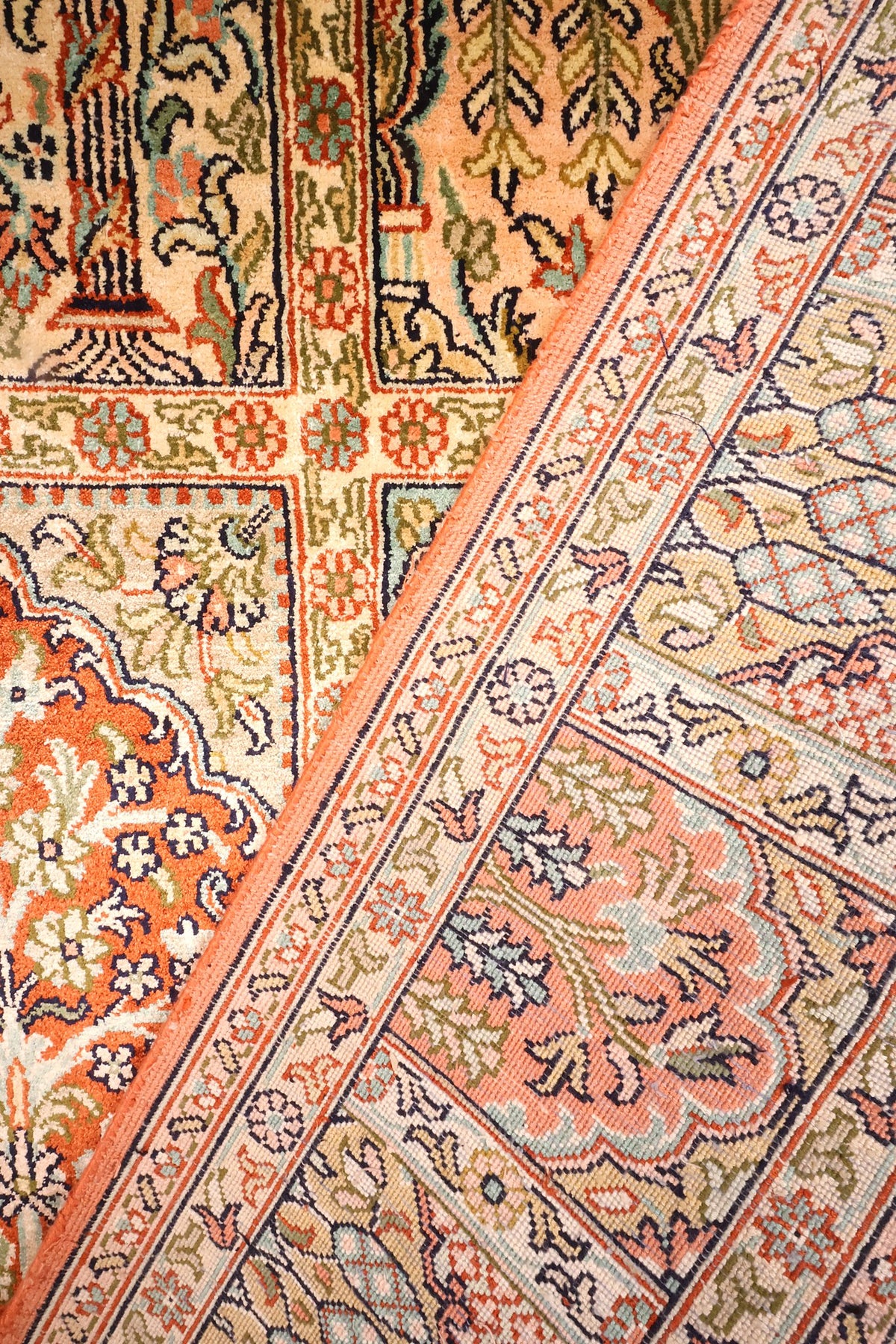 Rinceaux, palmettes et fleurettes vertes du tapis Cachemire, détail du motif