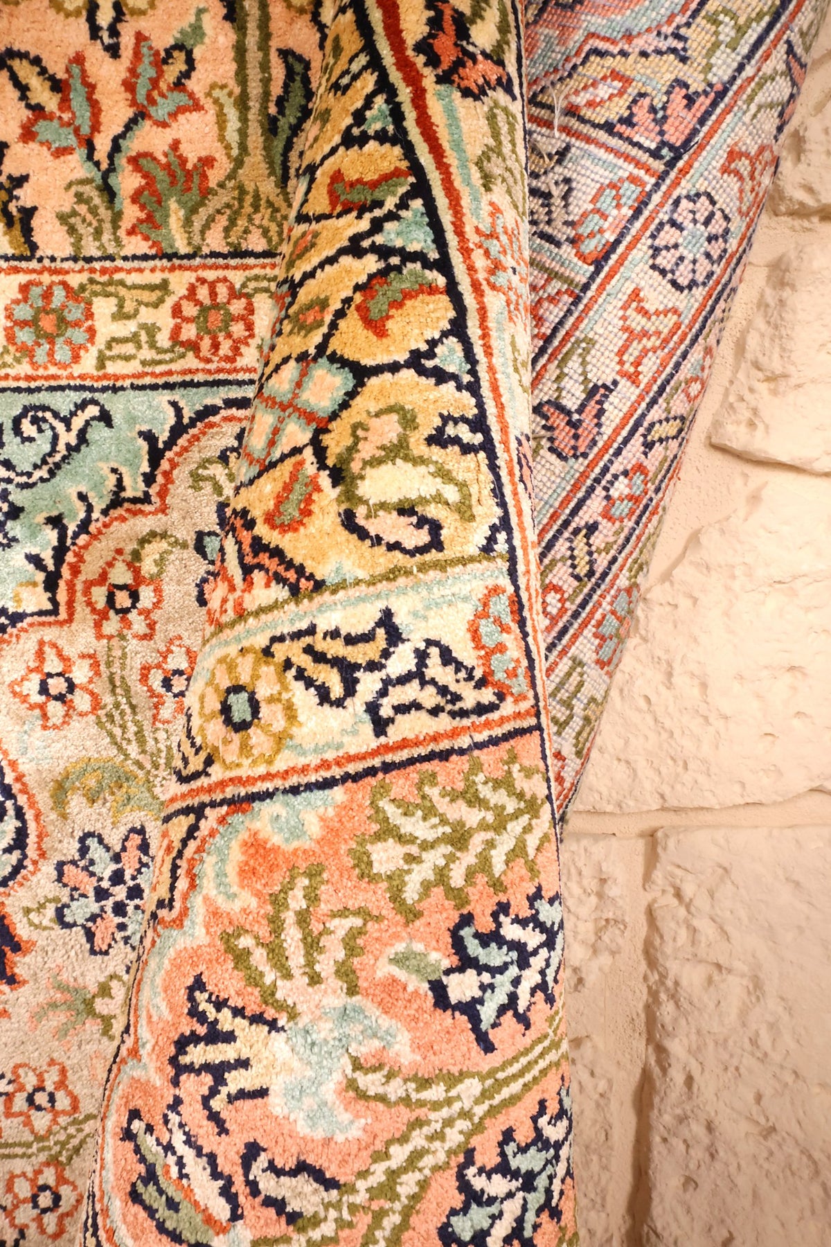 Coin replié du tapis Cachemire en soie nouée main, bordures superposées