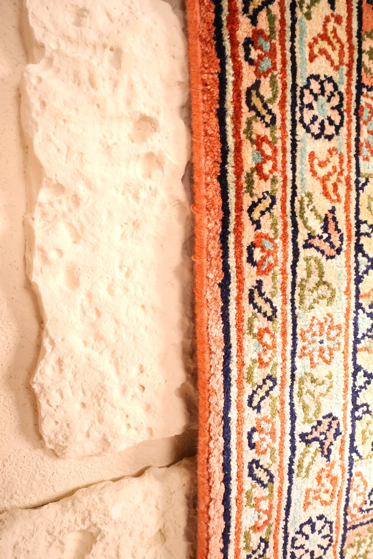 Lisière orange du tapis Cachemire beige, filets bleu foncé et fleurettes