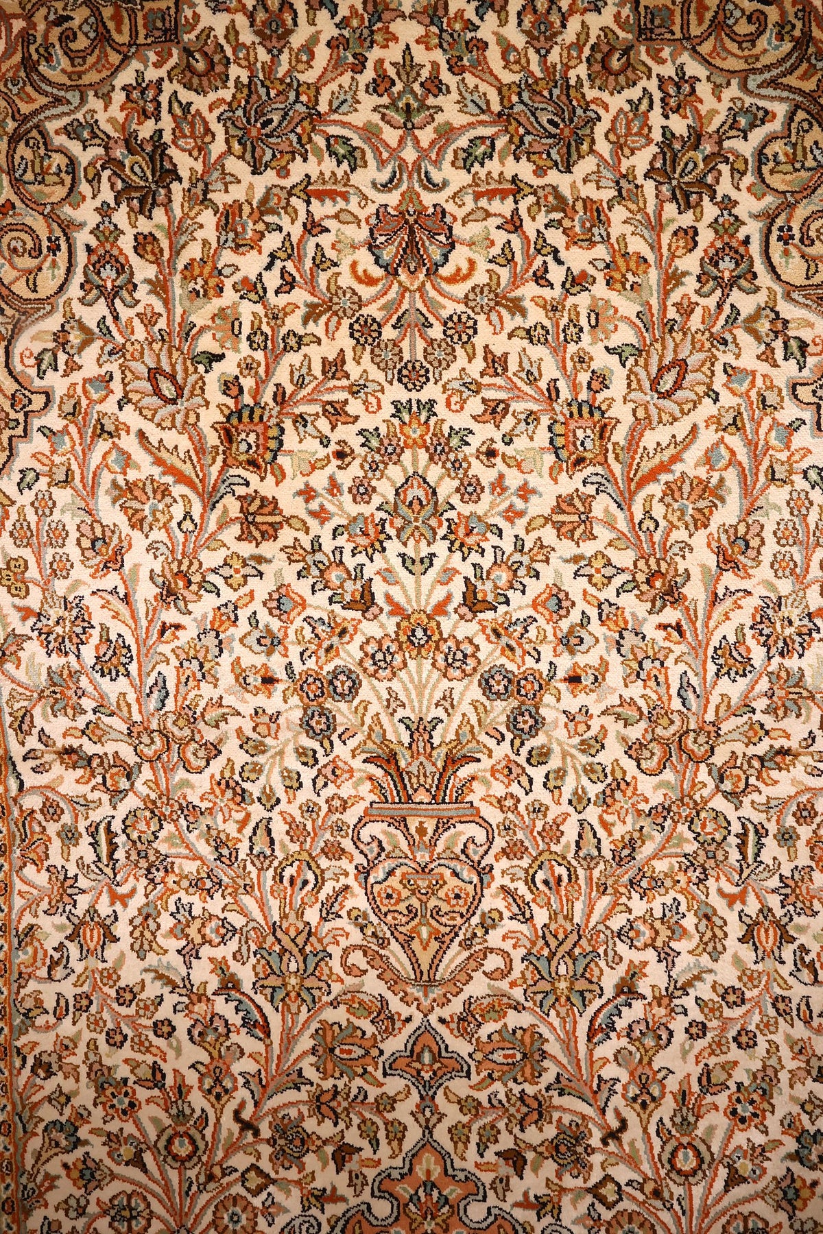 Détail du semis floral et du médaillon central du tapis Cachemire ivoire