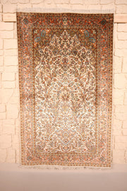 Tapis Cachemire beige 160 × 99 cm en soie naturelle, vue d'ensemble avec franges claires