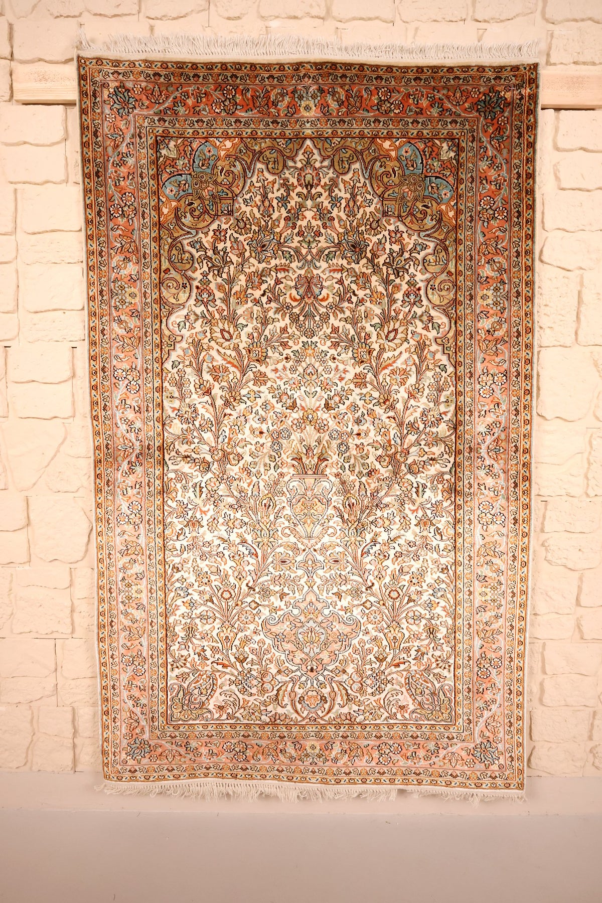 Tapis Cachemire beige 160 × 99 cm en soie naturelle, vue d'ensemble avec franges claires