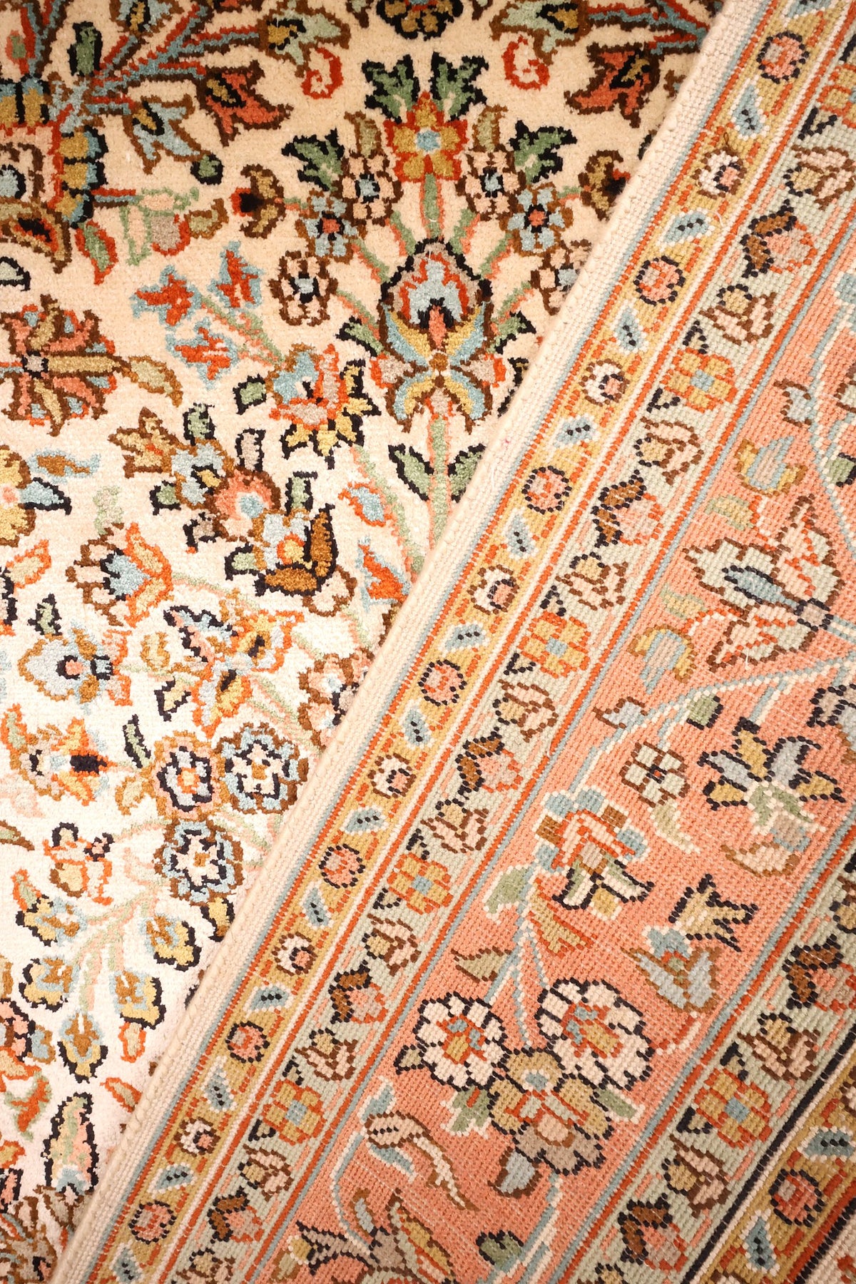 Passage du champ ivoire à la bordure fleurie, tapis Cachemire noué à la main