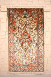 Tapis Cachemire beige 161 × 91 cm en soie naturelle, vue d'ensemble de face