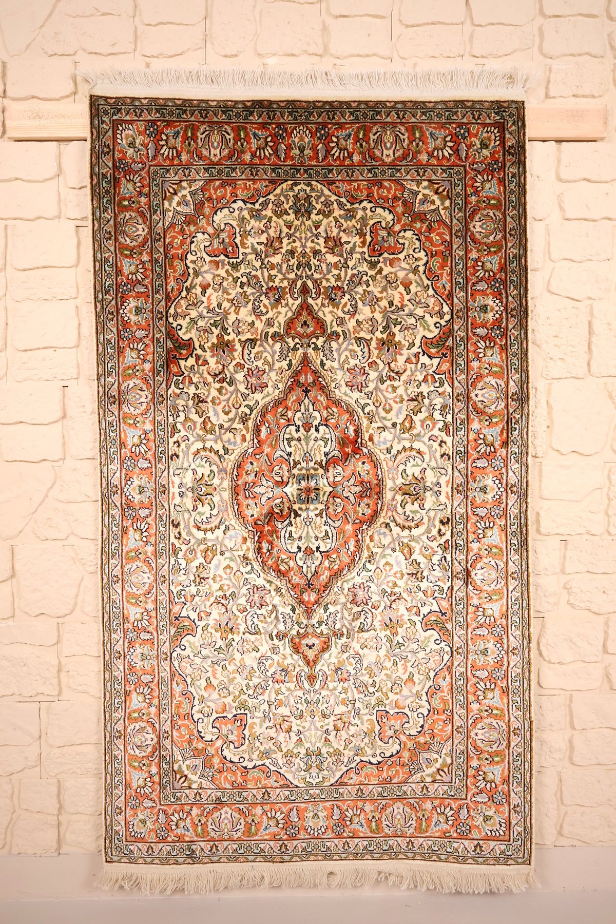 Tapis Cachemire beige 161 × 91 cm en soie naturelle, vue d'ensemble de face