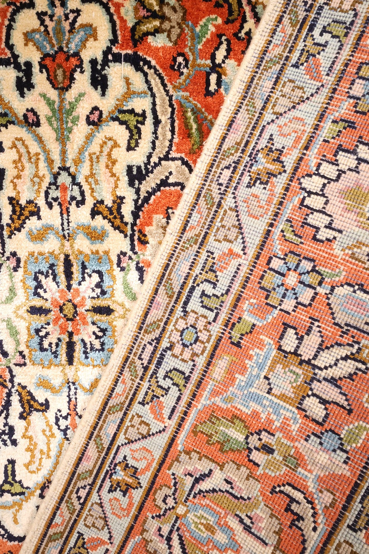 Coin replié du tapis Cachemire noué à la main, finesse du nouage visible
