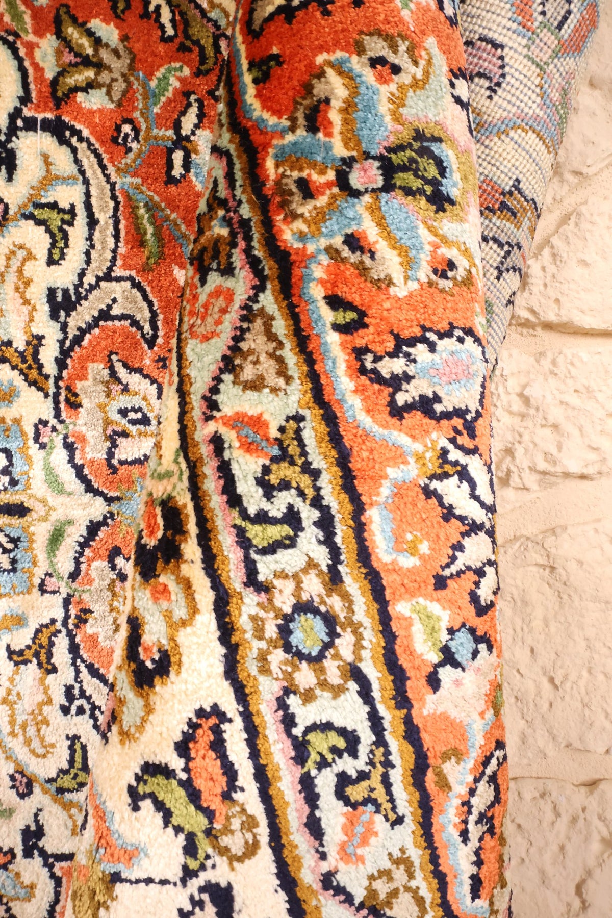 Angle du tapis Cachemire 161 × 91 cm, écoinçon orangé et contre-bordures ivoire