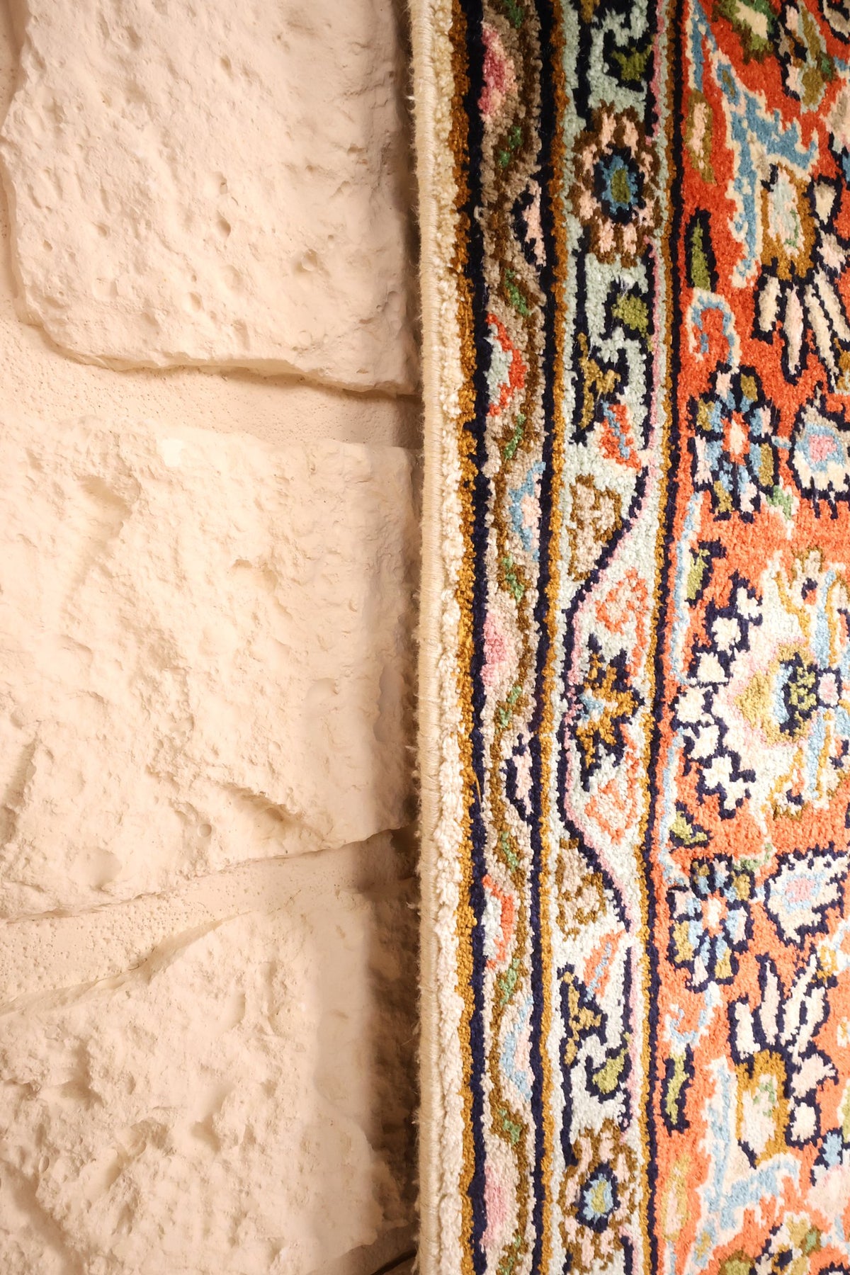 Lisière du tapis Cachemire en soie naturelle, bordure orange fleurie en bord de champ