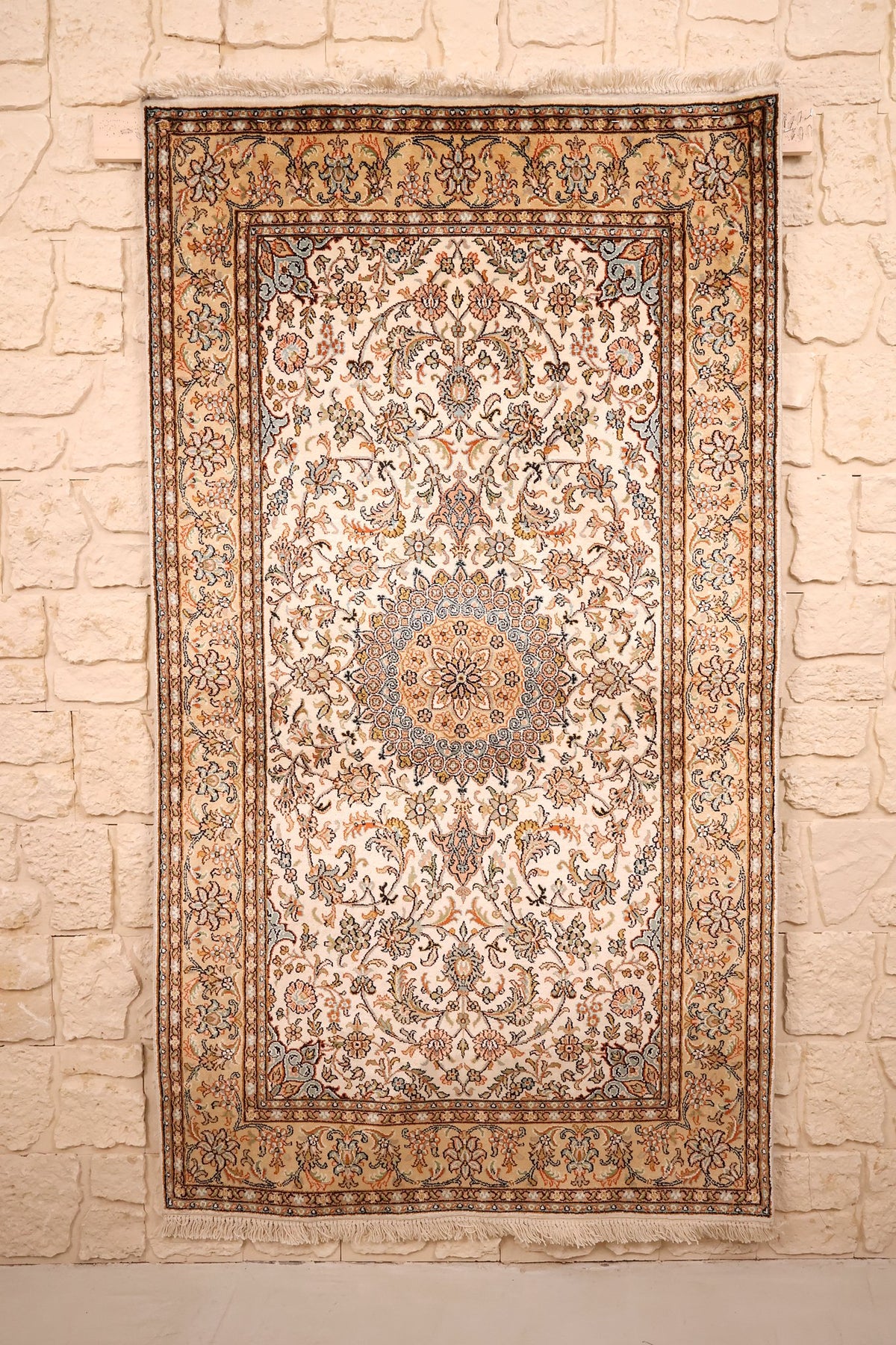 Tapis Cachemire beige en soie 162 × 90 cm, vue d'ensemble avec médaillon central et franges