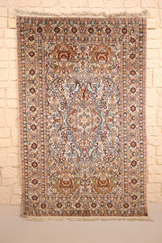 Tapis Cachemire beige 170 × 111 cm en soie, vue d'ensemble du champ ivoire fleuri