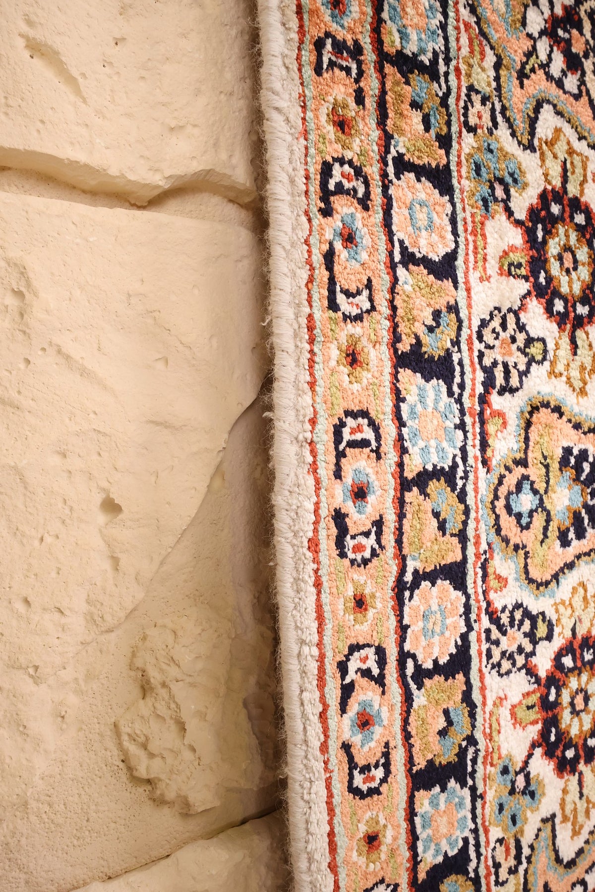 Lisière du tapis Cachemire en soie, le long de la bordure bleu nuit