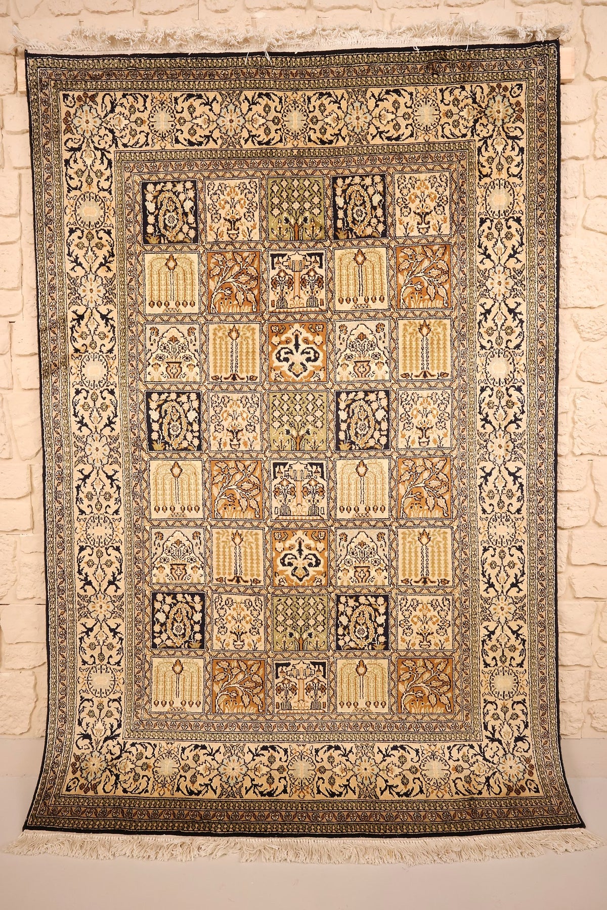 Tapis Cachemire beige 175 × 119 cm en soie, vue d'ensemble du champ à caissons