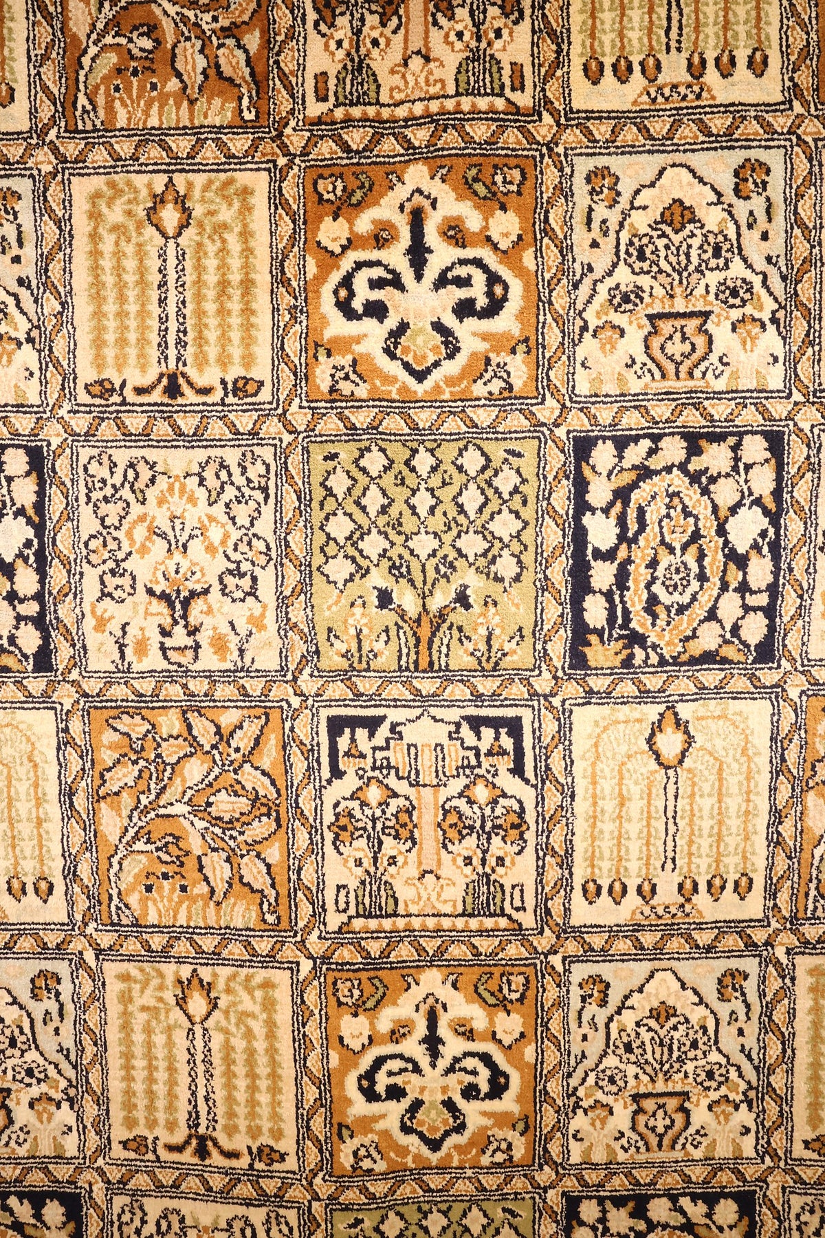 Détail des caissons à vases fleuris, arbres et palmettes du tapis Cachemire