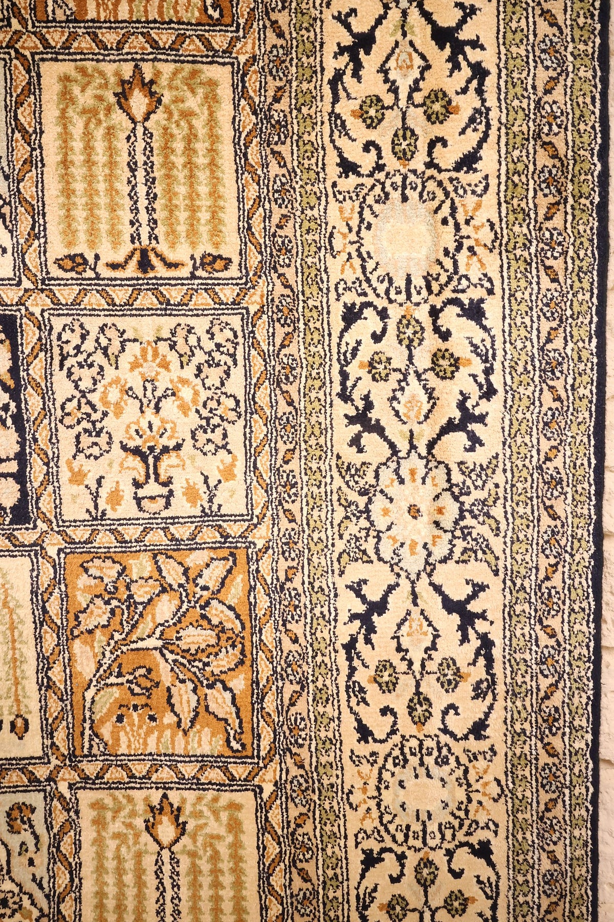 Bordure ivoire à rinceaux bleu nuit et contre-bordures vertes, tapis Cachemire