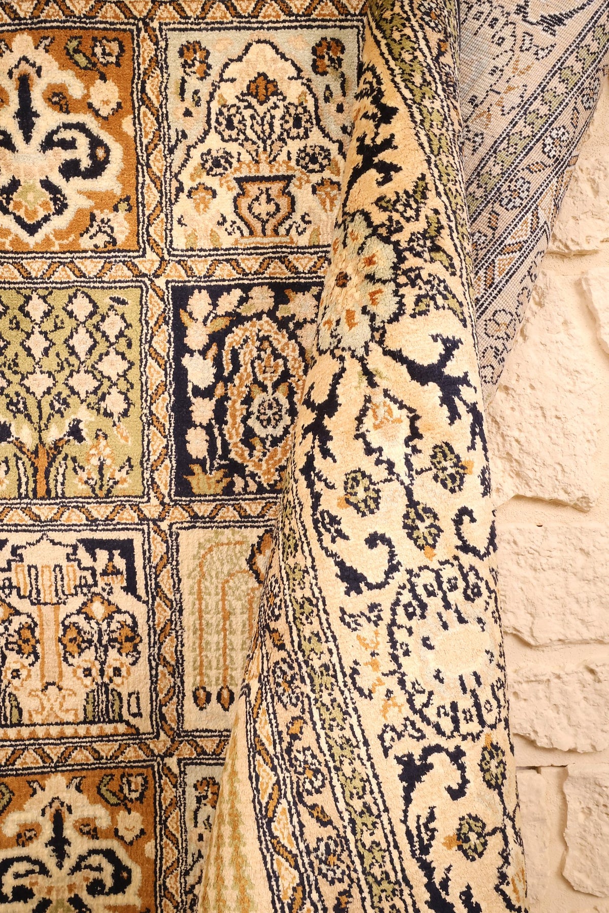 Lisière du tapis Cachemire beige et marron, épaisseur du tissage soie
