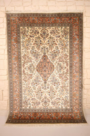 Tapis Cachemire beige 126 × 124 cm, vue d'ensemble du champ fleuri et du médaillon orange