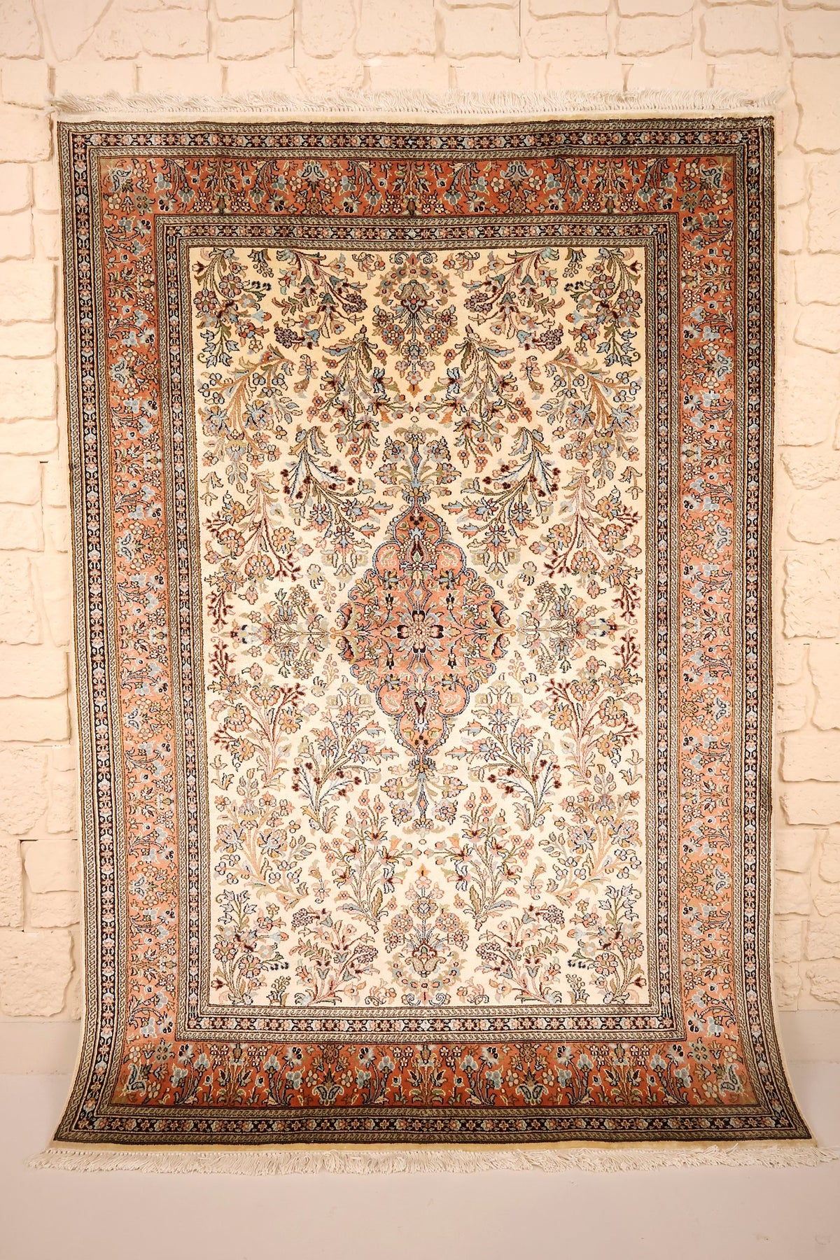 Tapis Cachemire beige 126 × 124 cm, vue d'ensemble du champ fleuri et du médaillon orange