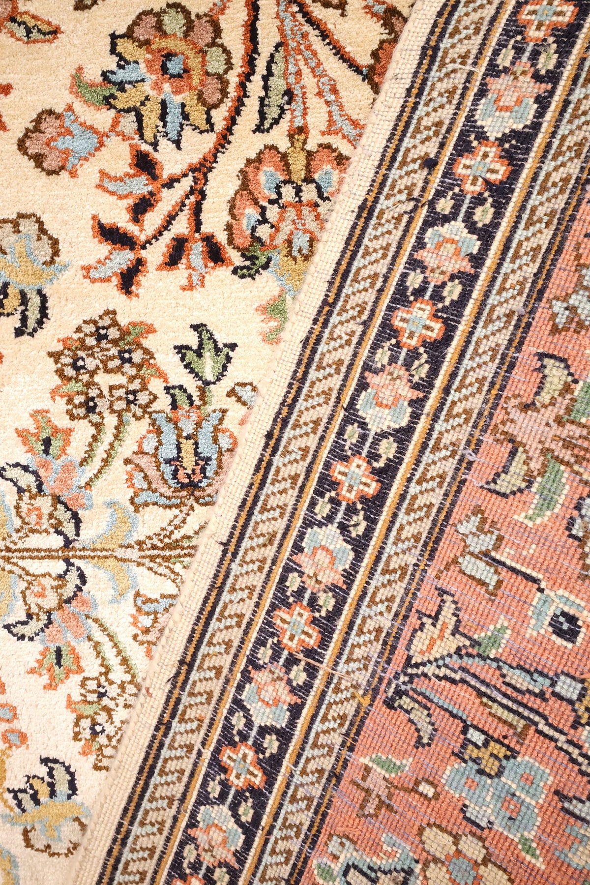 Gros plan des contre-bordures bleu nuit du tapis Cachemire noué à la main
