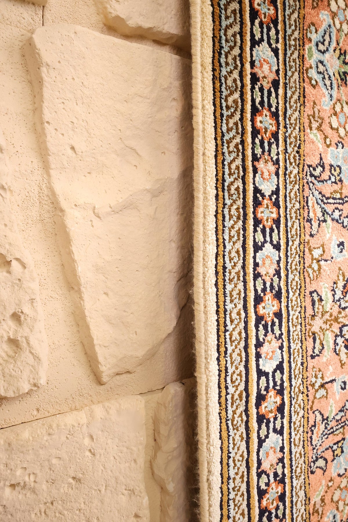 Lisière latérale du tapis Cachemire beige et orange, finition en vue rapprochée