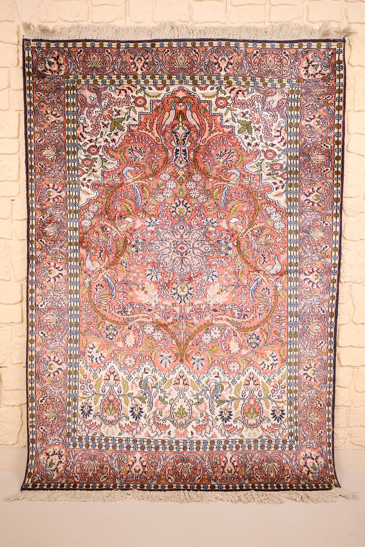 Tapis Cachemire rose en soie 179 × 123 cm, vue d'ensemble avec médaillon central lobé
