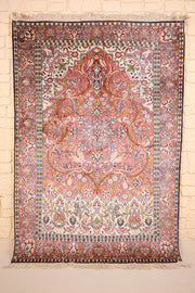 Tapis Cachemire rose en soie 179 × 123 cm, vue d'ensemble avec médaillon central lobé