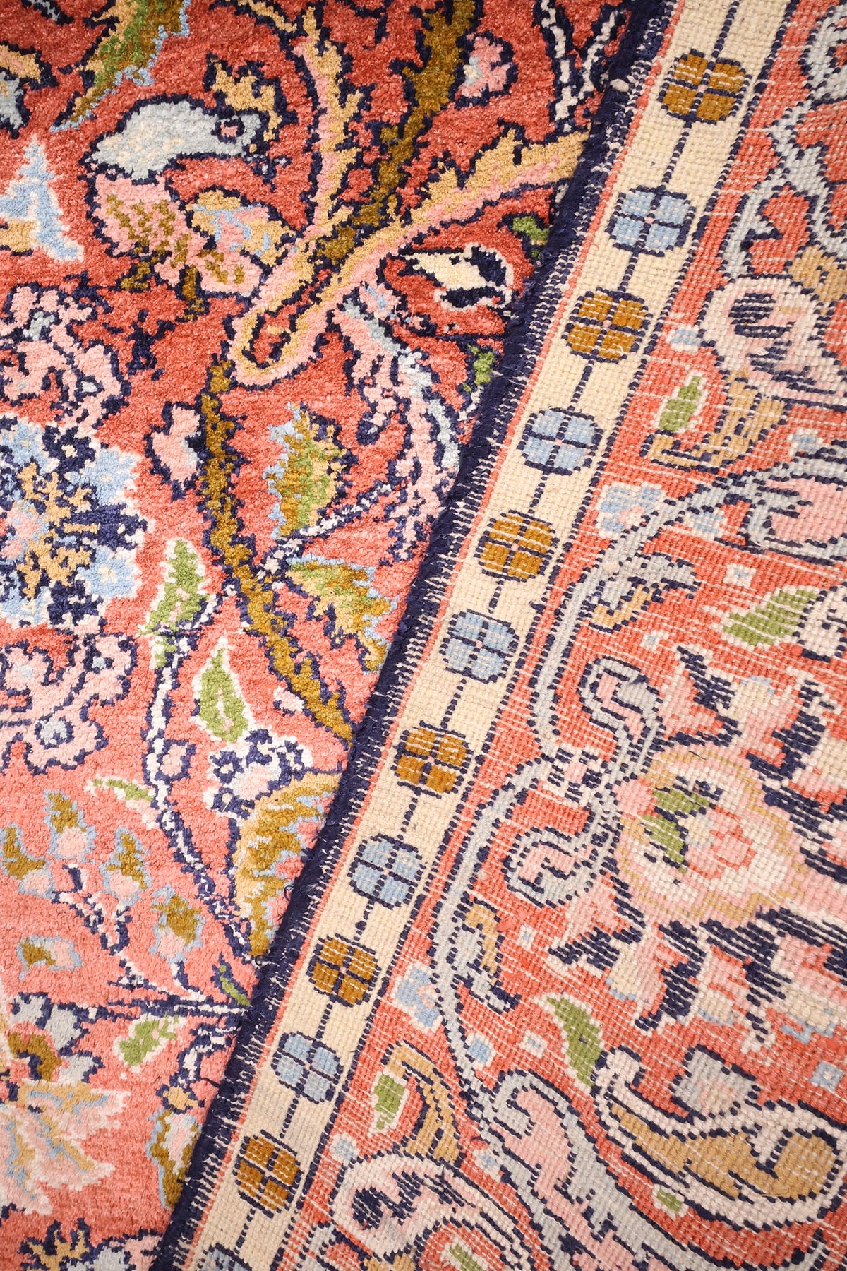 Angle de la bordure du tapis Cachemire en soie, cerne bleu nuit entre les registres