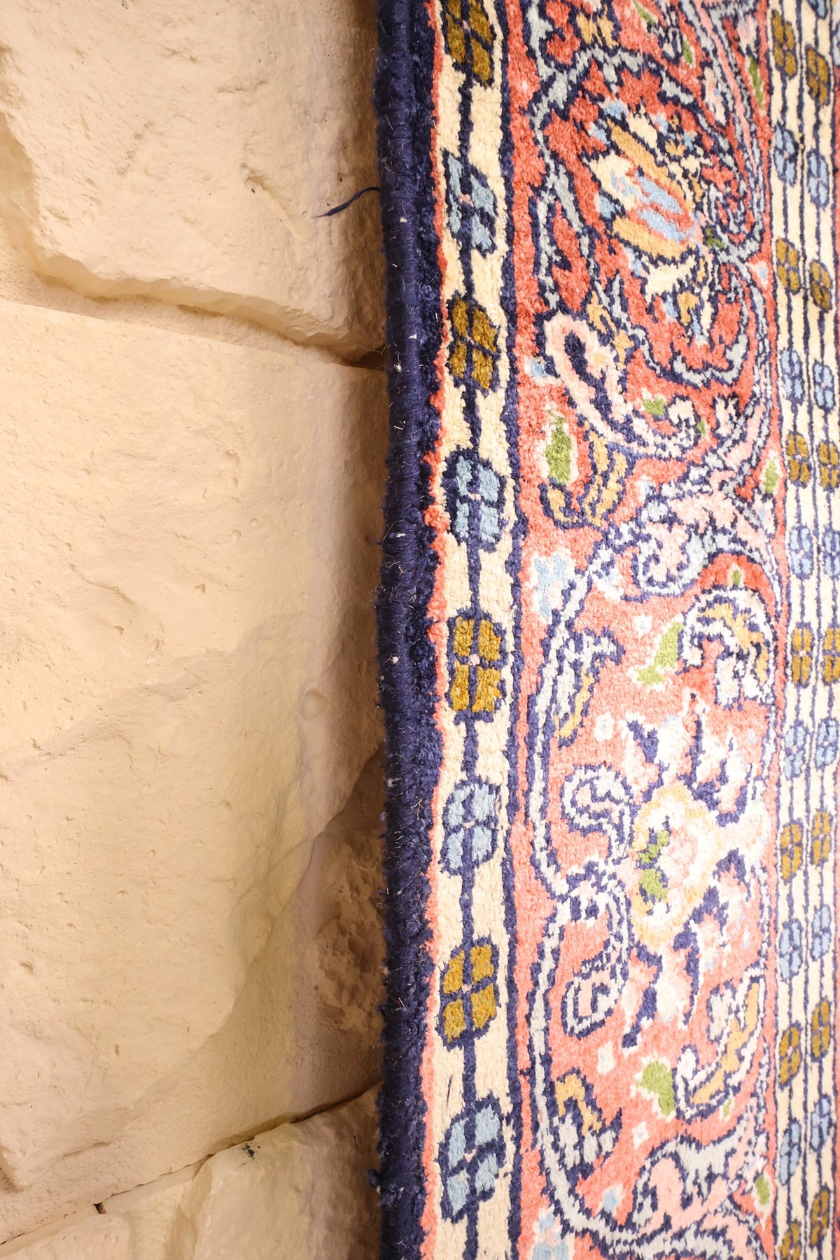 Lisière bleu nuit du tapis Cachemire rose, noué à la main