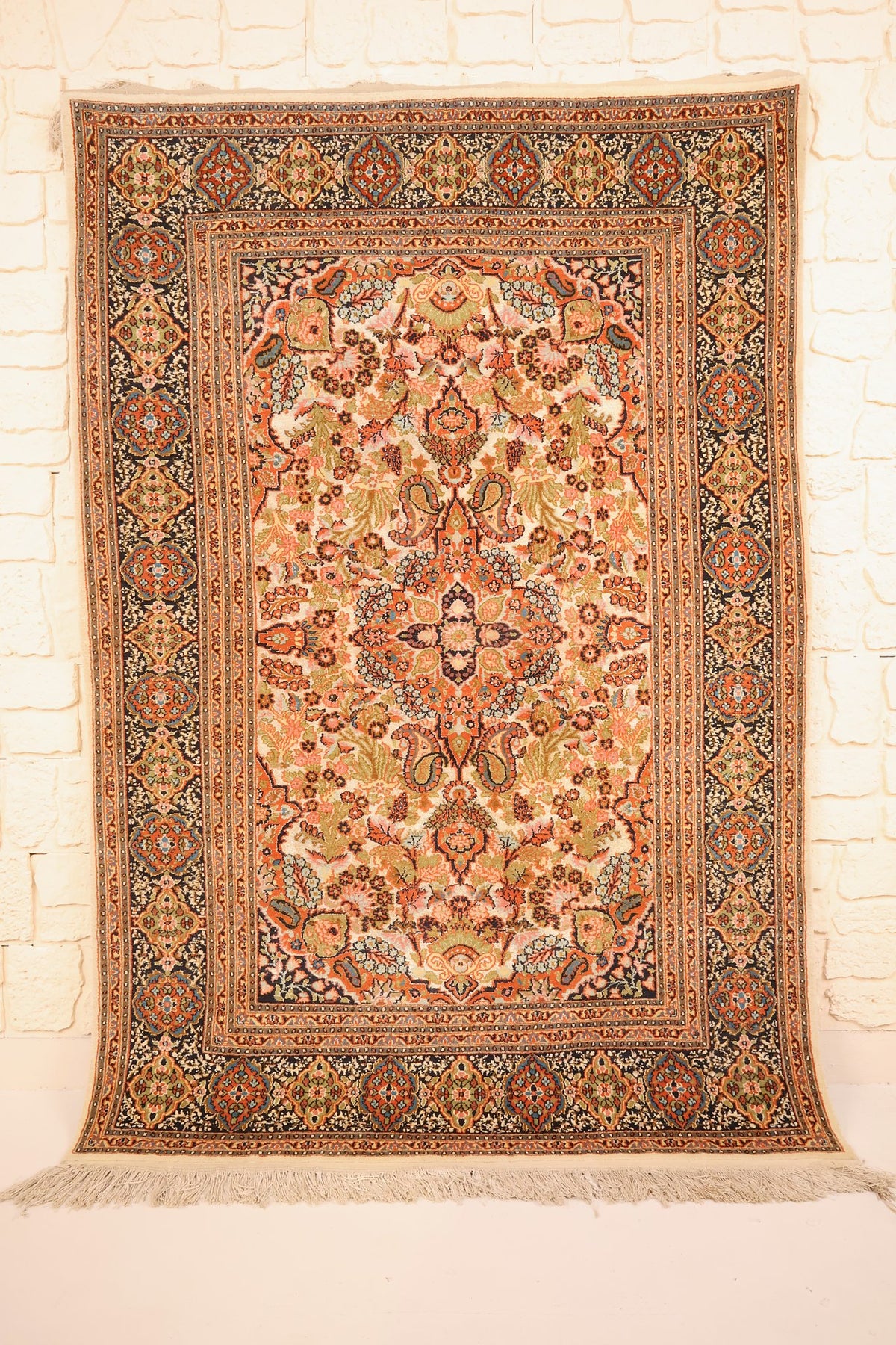 Tapis Cachemire orange 180 × 123 cm, vue d'ensemble du champ ivoire fleuri et des franges