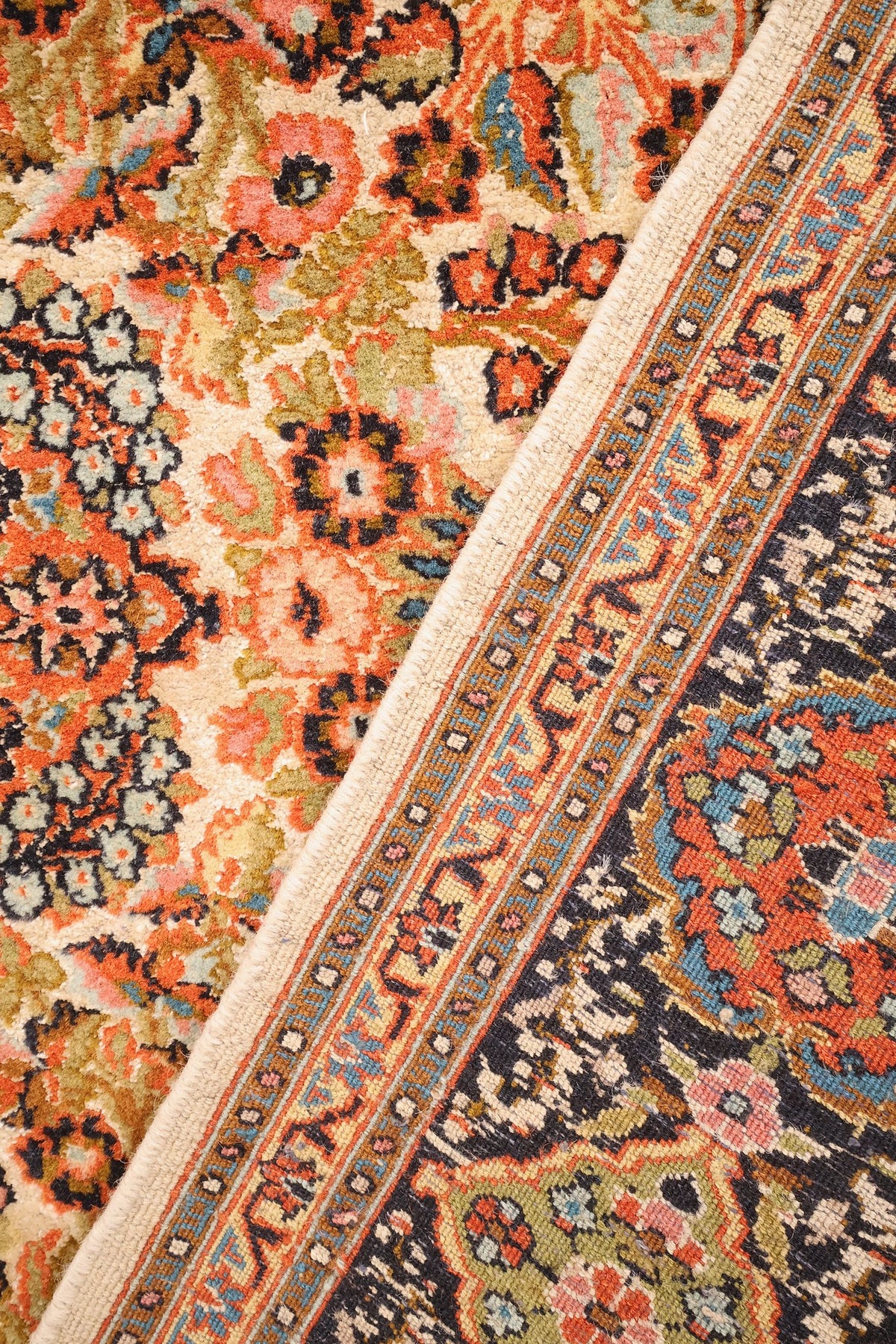 Coin replié du tapis Cachemire noué à la main, champ fleuri et bordure face à face