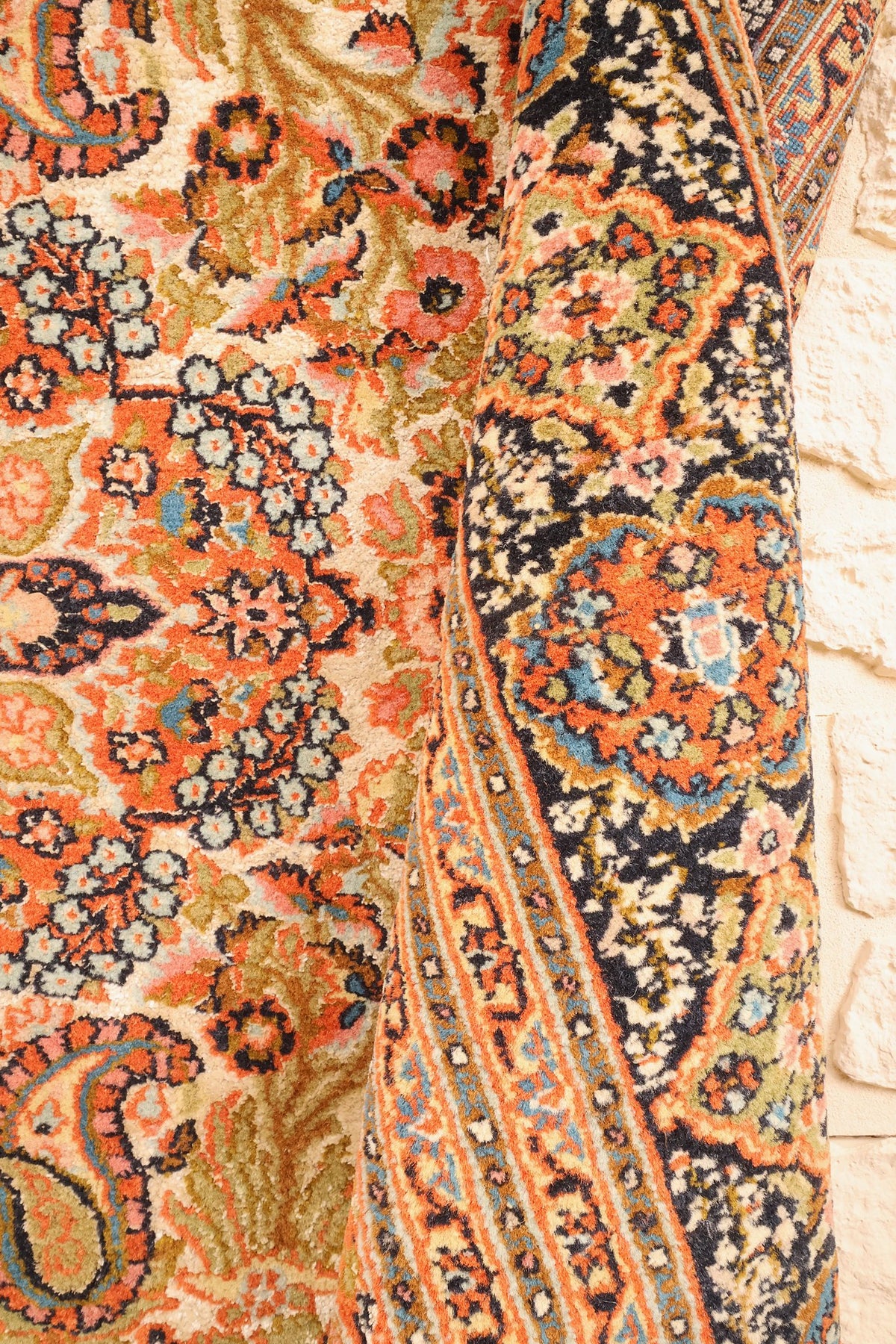 Lisière du tapis Cachemire orange et ivoire, rinceaux et médaillons floraux de bordure
