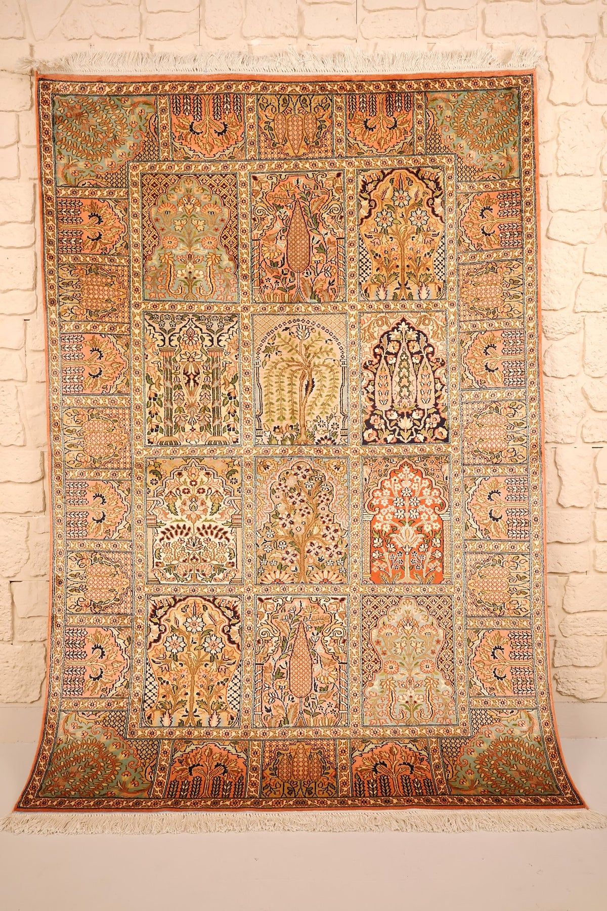 Tapis Cachemire beige en soie 180 × 126 cm, vue d'ensemble du jardin à cases fleuries