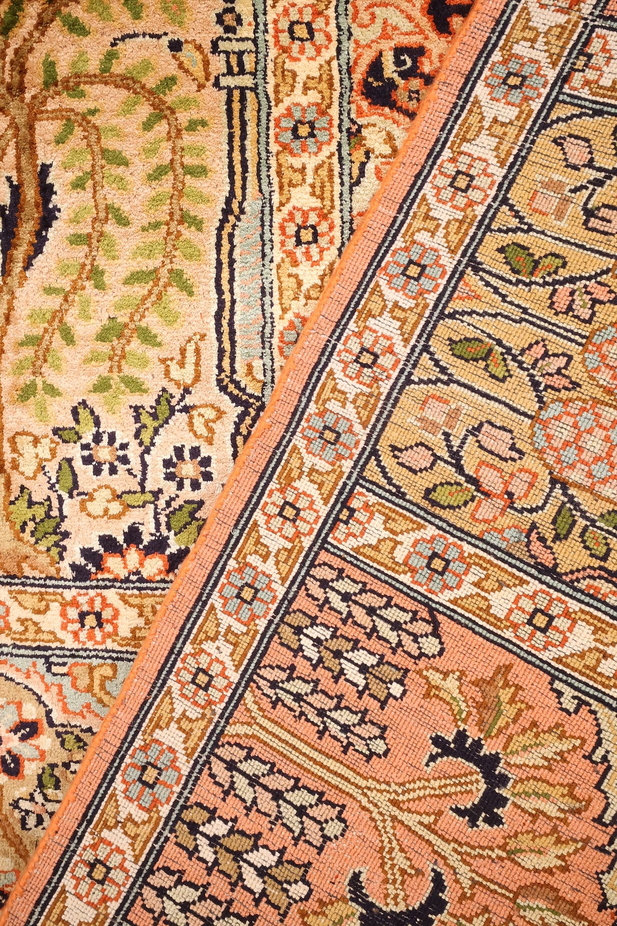 Coin replié du tapis Cachemire en soie, contre-bordures florales étroites
